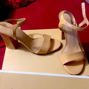 I’m selling a pair of Michael kors Sandler only been wore once